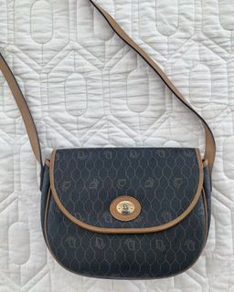 (Category: ) located in . Submitted by shoppinggirl8888 (Listing ID 1069900917, Image 1). Description: .