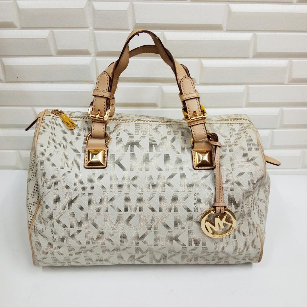 Michael Kors Ivory/Beige Signature Coated Canvas and Leather Grayson Boston  Bag, Luxury, Bags & Wallets on Carousell