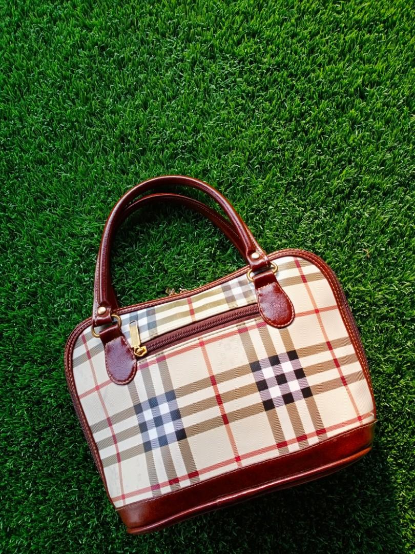 Structured handbag (Category: Tote Bags) located in Shah Alam. Submitted by breakthecloset (Listing ID 1069892942, Image 2). Description: This structured bag is perfect for your daily go-to bag. Small and spacious with 1 zip pocket and two small pockets. Condition: 7/10 (Overall condition is good just some markings as in photos) Chat for more enquiry..