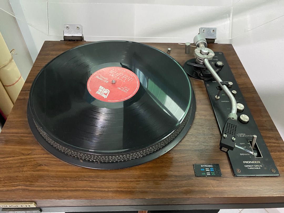Vinyl record player, amp & speakers, Audio, Soundbars, Speakers & Amplifiers on Carousell