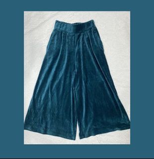 (Category: ) located in . Submitted by ezzatywardrobe (Listing ID 1070032470, Image 1). Description: .