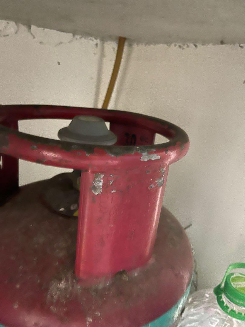 Gas stove with the pipe and gas tank all included ( gas tank half full ) , TV & Home Appliances