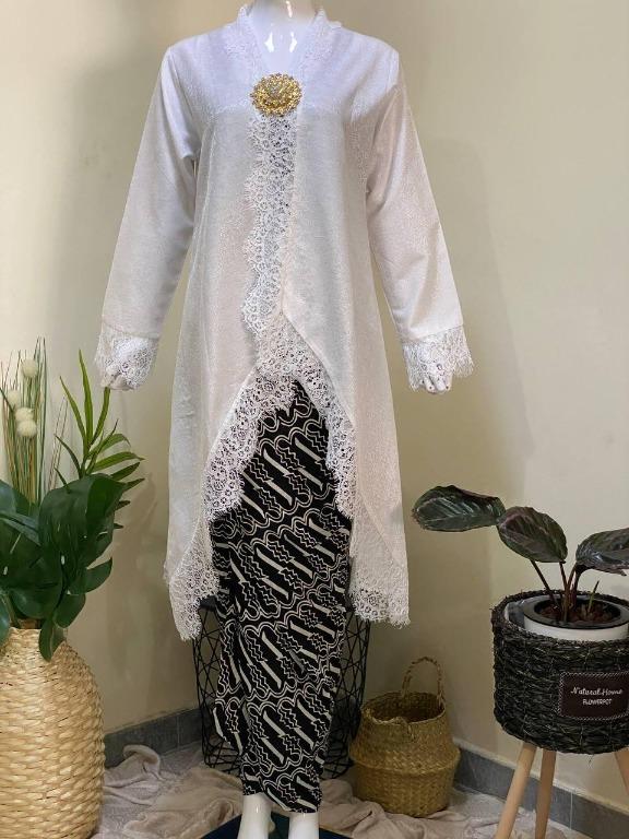 Kebaya Lace Labuh Women S Fashion Clothes Tops On Carousell