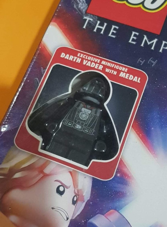 Lego star wars deals darth vader with medal