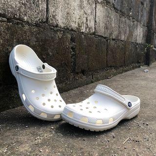 crocs adidas usadas
