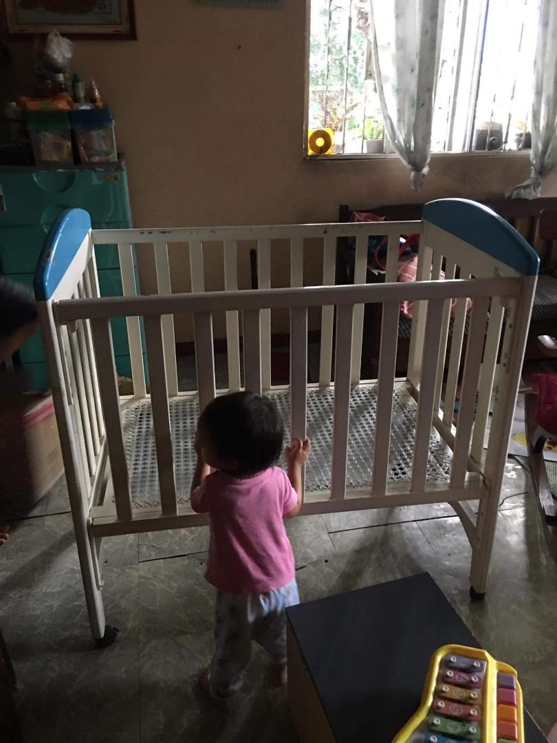 Crib (Category: Cots & Cribs) located in Quezon City. Submitted by arkipadilla.10 (Listing ID 1070292146, Image 3). Description: preloved crib .. may ngatngat lang sa gilid kita po sa pic .. need lang po irepaint po .. un lang po yung flaws niya pero maganda pa po siya baby company po to binili :).