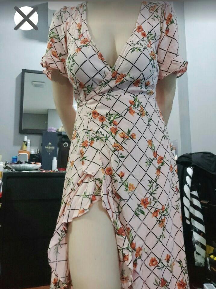 Forever 21 maxi dress with slit (Category: Dresses) located in Taguig. Submitted by decluterwithmae (Listing ID 1070375037, Image 1). Description: supeeeeer pretty ❤❤..ger nyu na po bago ko idelete magbago isip ko 😂.