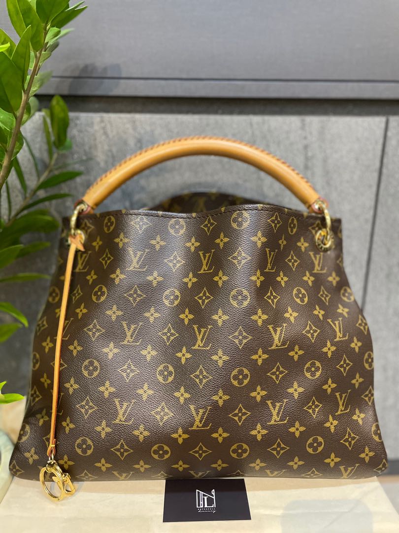 A Blast From The Past - New arrival!! This is the discontinued Louis Vuitton  Artsy GM. A fabulous bag in like new condition. Please call for information  561-424-1660 #louisvuittonartsy #louisvuittonshoulderbag