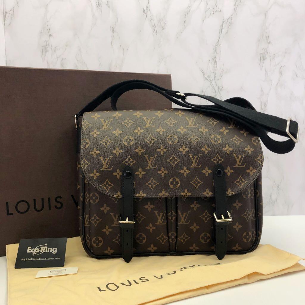 Louis Vuitton Christopher Messenger Bag , Luxury, Bags & Wallets on  Carousell