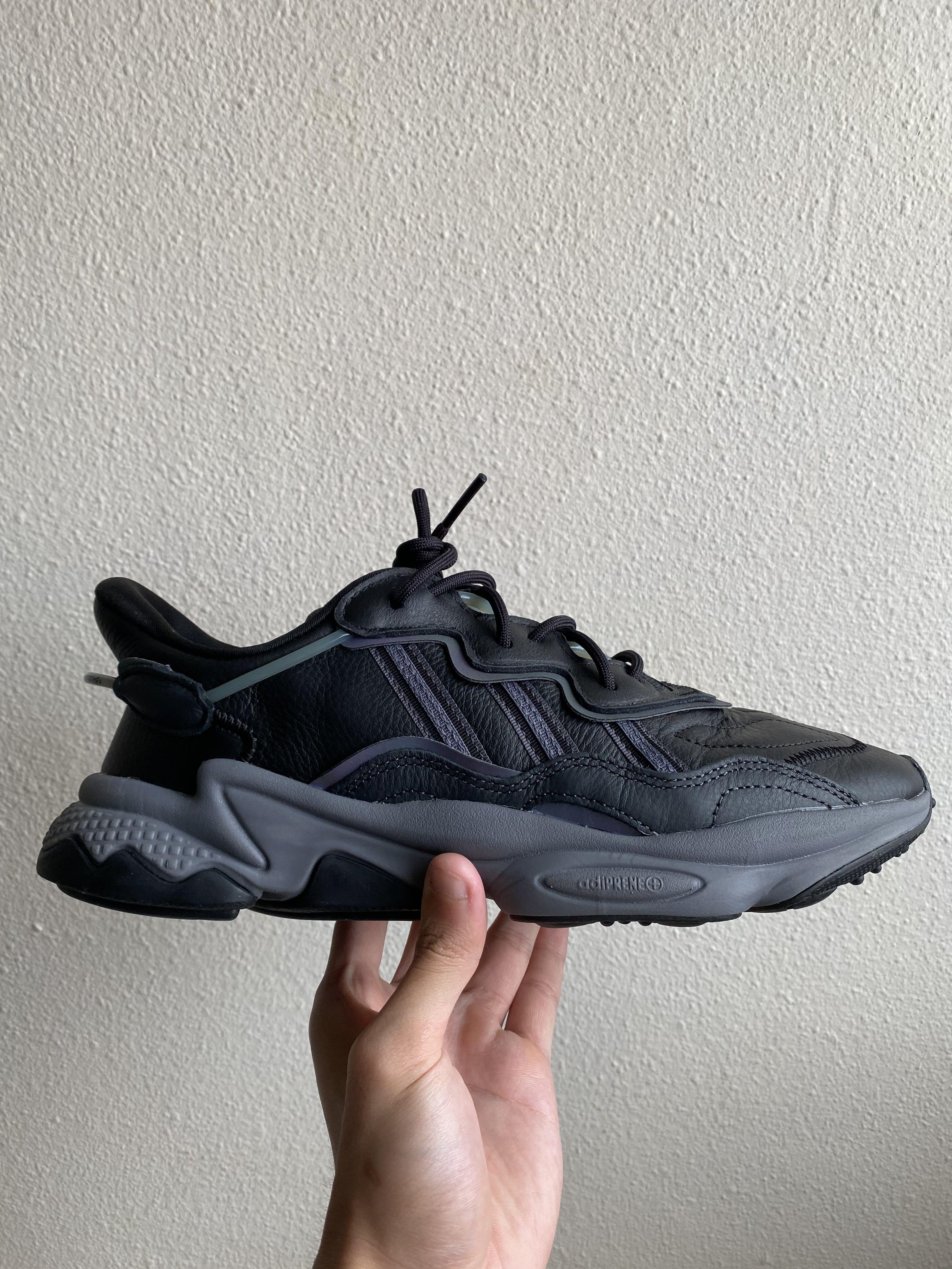 ozweego triple black