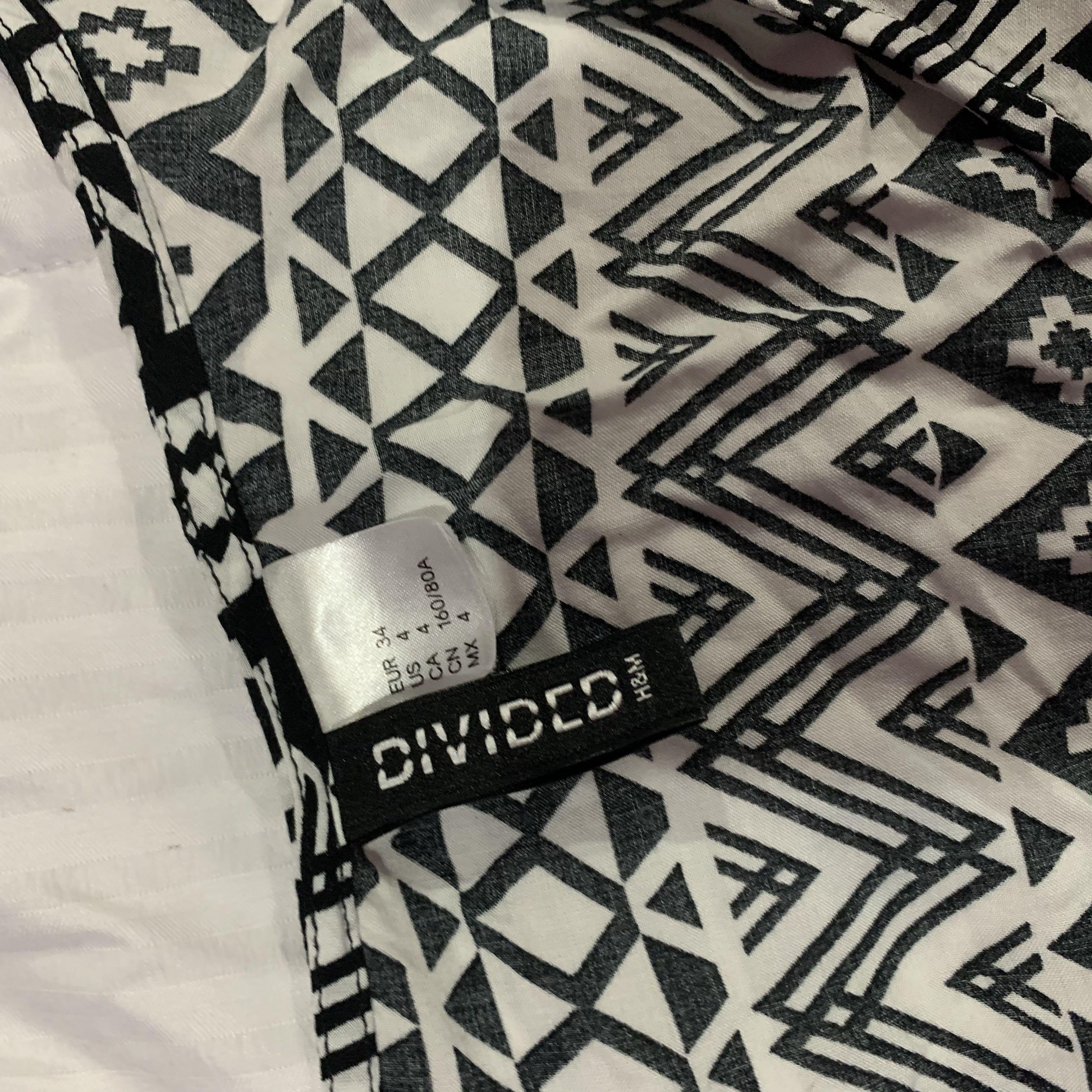 H&M Black and White Top (Category: Others Tops) located in Pasig City. Submitted by ysabeldc (Listing ID 1067001154, Image 2). Description: Used once. Mint condition Tags: beach top, y2k, tribal, aztec.