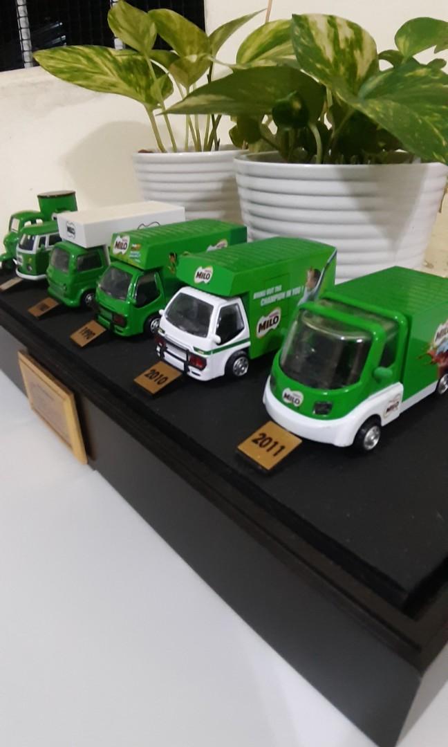 Limited Edition Milo Truck Miniature Set With Nestle Wooden Platform