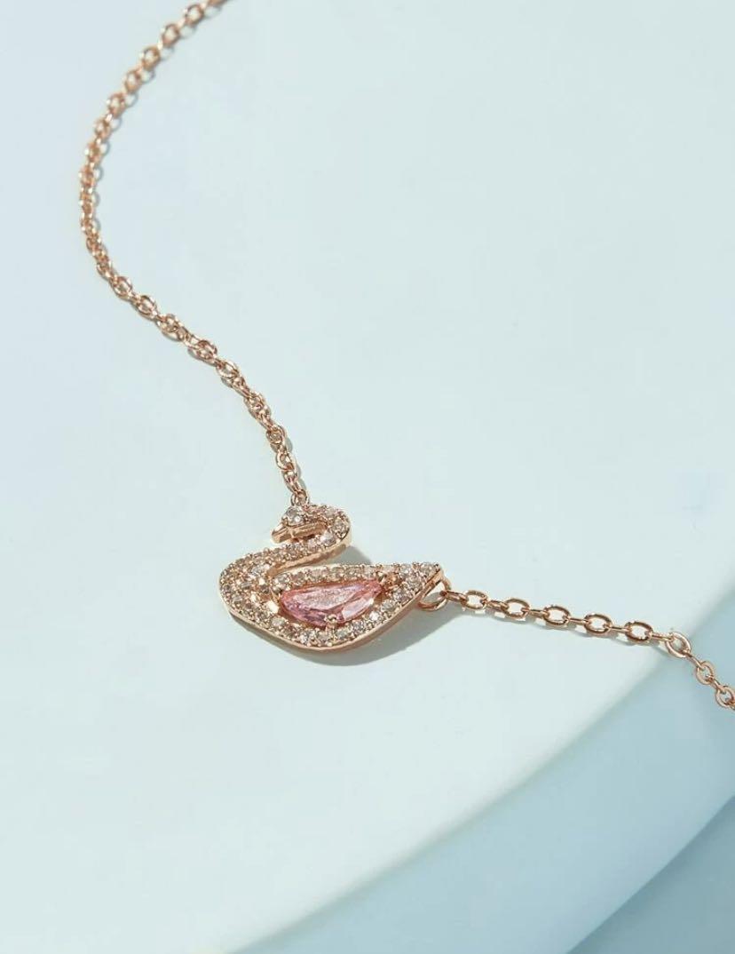 Swan hotsell necklace shein