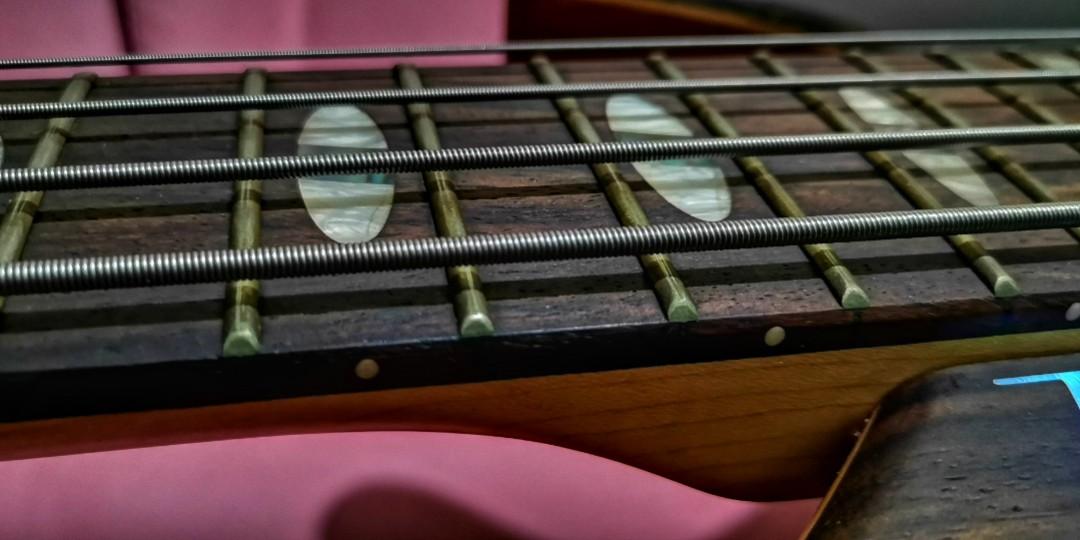 SQOE BS100 4STRING BASS (Category: Musical Instruments) located in Taguig. Submitted by jmwilloffire1 (Listing ID 1066037904, Image 3). Description: SQOE BS100 4STRINGS BASS -NEVER USED IN GIG -NO MAJ DENTS/SCRATCHES -TUNED UP/LOW ACTION -STRINGS UPGRADED TO SADOWSKI COD/MEETP UP ONLY BASS ONLY NOTHIN MORE INCLUDED..