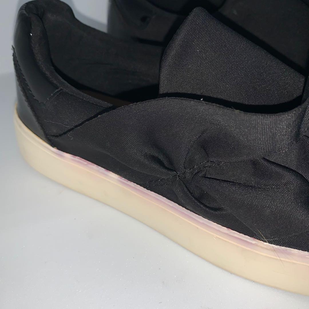 Stradivarius Ruffle Slip On (Category: Sneakers) located in Pasig City. Submitted by ysabeldc (Listing ID 1067000065, Image 3). Description: Very good condition. Flaw: Purple/pink stains on sole.