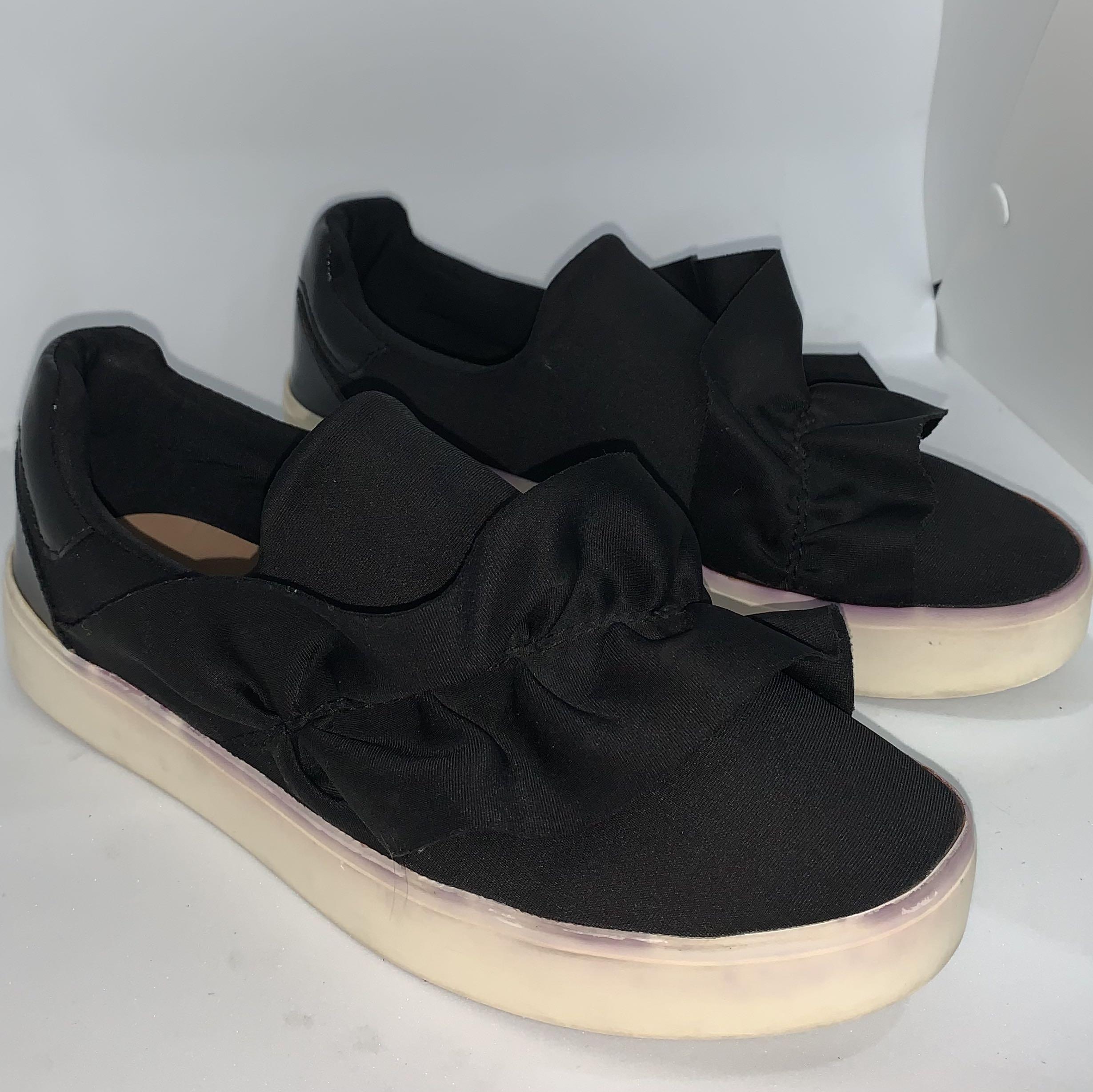 Stradivarius Ruffle Slip On (Category: Sneakers) located in Pasig City. Submitted by ysabeldc (Listing ID 1067000065, Image 2). Description: Very good condition. Flaw: Purple/pink stains on sole.