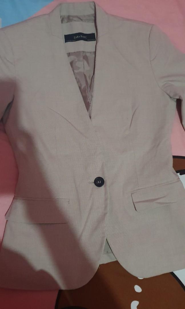 Zara Blazer (Category: Coats, Jackets and Outerwear) located in Noveleta. Submitted by heyitsroxy (Listing ID 1067111604, Image 3). Description: Zara no collar blazer padded Size XSmall in super good condition, almost new used 2x only Super nice fit, pwde sa jeans and trousers rfs: daming blazer di nagagamit.