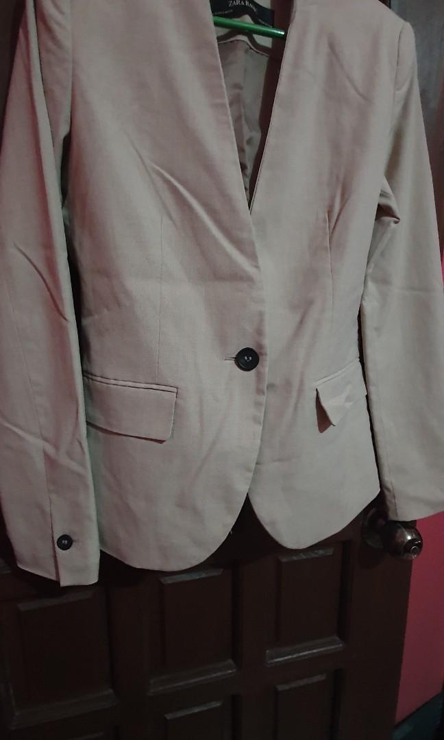 Zara Blazer (Category: Coats, Jackets and Outerwear) located in Noveleta. Submitted by heyitsroxy (Listing ID 1067111604, Image 1). Description: Zara no collar blazer padded Size XSmall in super good condition, almost new used 2x only Super nice fit, pwde sa jeans and trousers rfs: daming blazer di nagagamit.