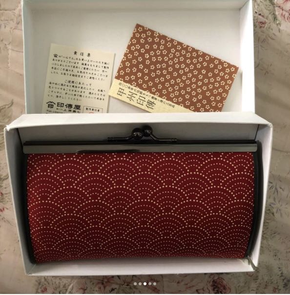 INDENYA Kiss Lock Coin Purse 1104 with a Chrysanthemum Grid Pattern, White  on Red Japan's Best to You