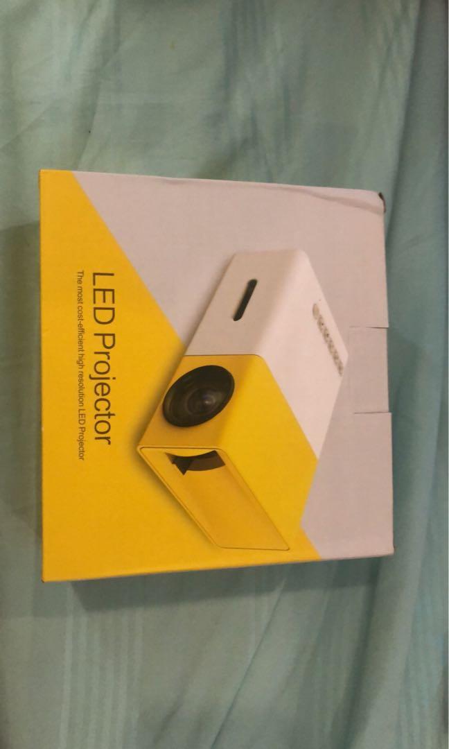 Mini LED projector (Category: Projectors) located in Quezon City. Submitted by _nicolescloset_ (Listing ID 1070544007, Image 1). Description: .
