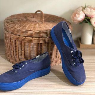 Sepatu keds biru