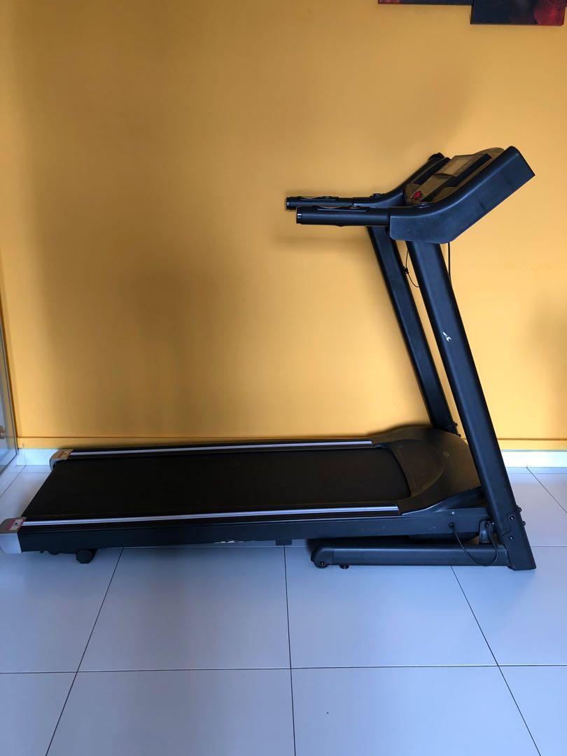 Thread mill Auto Foldable (Category: Cardio & Fitness Machines) located in Singapore. Submitted by satyendramishra (Listing ID 1070554541, Image 3). Description: It is in good running condition. You will like to use it..