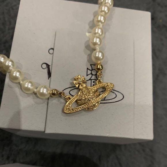 Vivienne Westwood Mini Bas Relief Pearl Choker in white gold ready stock