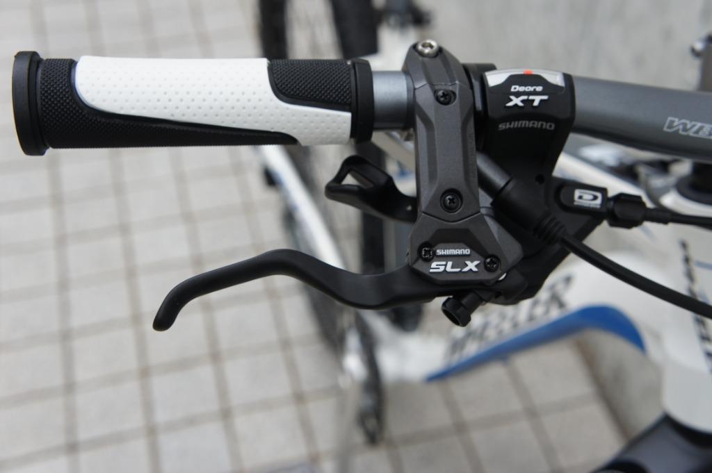 Wheeler Eagle 30 MTB （分類：單車）位於 Hong Kong。 由 frankieliu99 提交（商品編號 1069896776，圖片 2）。簡介： 90% New全車 XT & SLX 靚件，已改 XTR 頂級中空車鏈。 16” 車架 - 規格如下： 30 Speed SF11-EPICON LOD 氣壓吸震前叉附鎖死系統(120mm)行程 Shimano XT DYNA-SYS (10速系統變速) Shimano SLX 浮碟油壓碟剎制動;中央鎖式碟片 Shimano DEORE 盒輪組 全車重量 :11.3KG 。