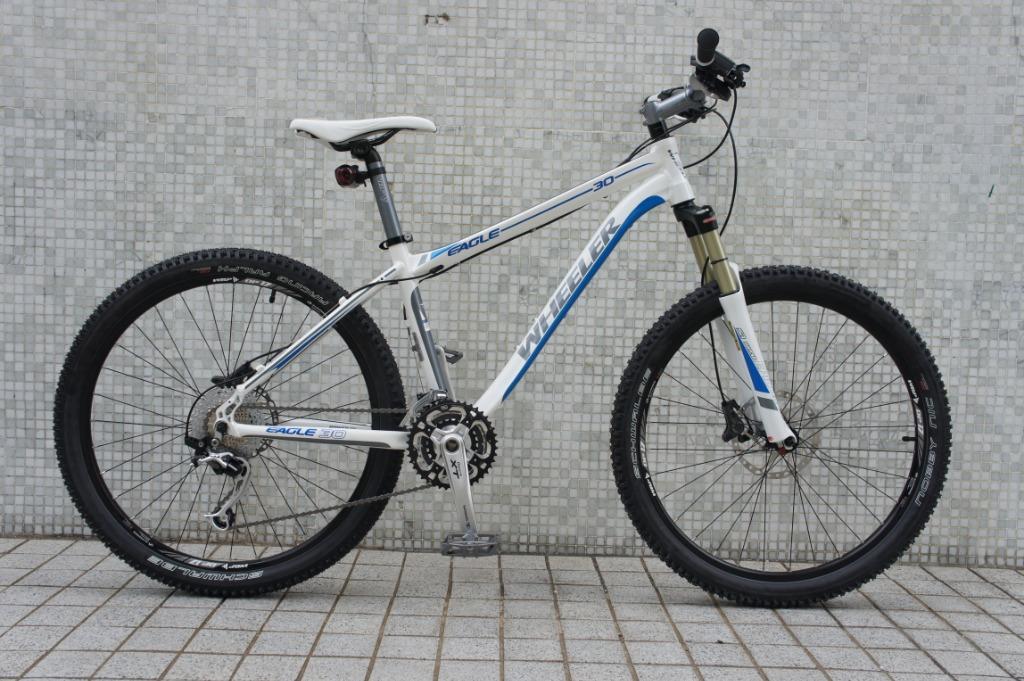 Wheeler Eagle 30 MTB （分類：單車）位於 Hong Kong。 由 frankieliu99 提交（商品編號 1069896776，圖片 1）。簡介： 90% New全車 XT & SLX 靚件，已改 XTR 頂級中空車鏈。 16” 車架 - 規格如下： 30 Speed SF11-EPICON LOD 氣壓吸震前叉附鎖死系統(120mm)行程 Shimano XT DYNA-SYS (10速系統變速) Shimano SLX 浮碟油壓碟剎制動;中央鎖式碟片 Shimano DEORE 盒輪組 全車重量 :11.3KG 。