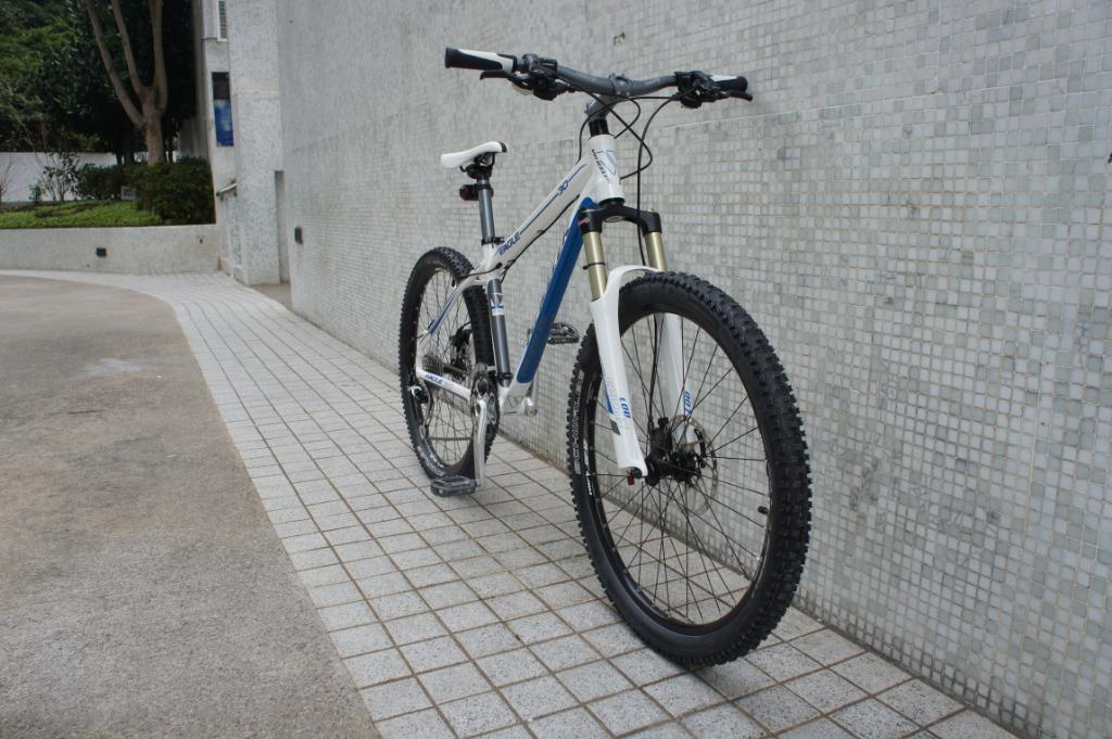 Wheeler Eagle 30 MTB （分類：單車）位於 Hong Kong。 由 frankieliu99 提交（商品編號 1069896776，圖片 3）。簡介： 90% New全車 XT & SLX 靚件，已改 XTR 頂級中空車鏈。 16” 車架 - 規格如下： 30 Speed SF11-EPICON LOD 氣壓吸震前叉附鎖死系統(120mm)行程 Shimano XT DYNA-SYS (10速系統變速) Shimano SLX 浮碟油壓碟剎制動;中央鎖式碟片 Shimano DEORE 盒輪組 全車重量 :11.3KG 。