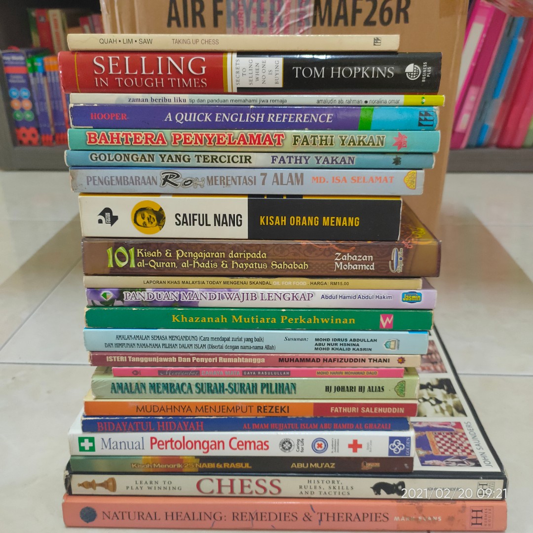 Buku Manual Pertolongan Cemas Books Stationery Books On Carousell