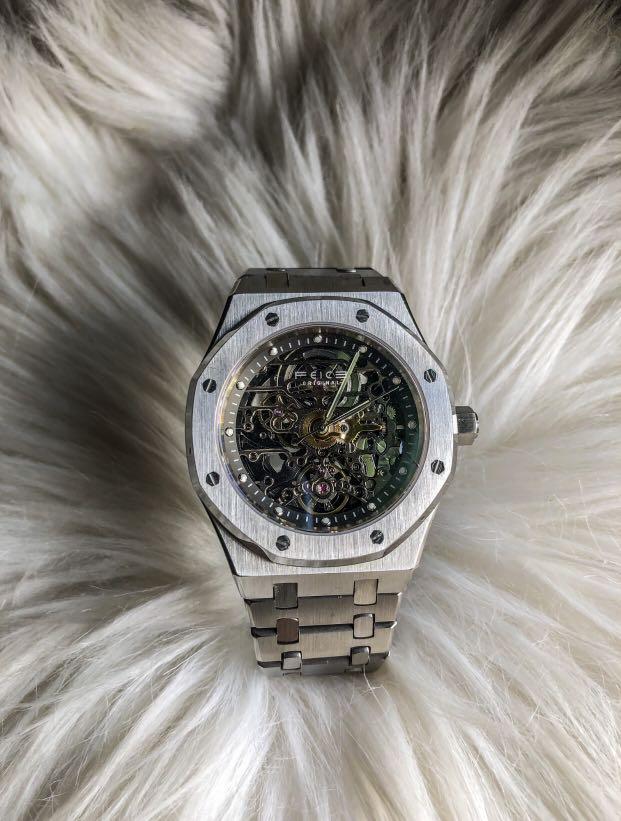 Feice watches new arrivals