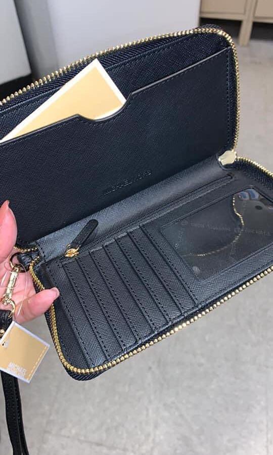Michael Kors Long wallet / CP wallet (Category: Luxury Bags & Wallets) located in Manila. Submitted by lean14 (Listing ID 1070853639, Image 2). Description: Brand new 💯 Authentic Moneyback guarantee if proven fake! with carecard and tag.