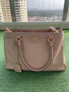 Prada Saffiano Lux Bicolor EW tote (BN2608) handbag: A quick