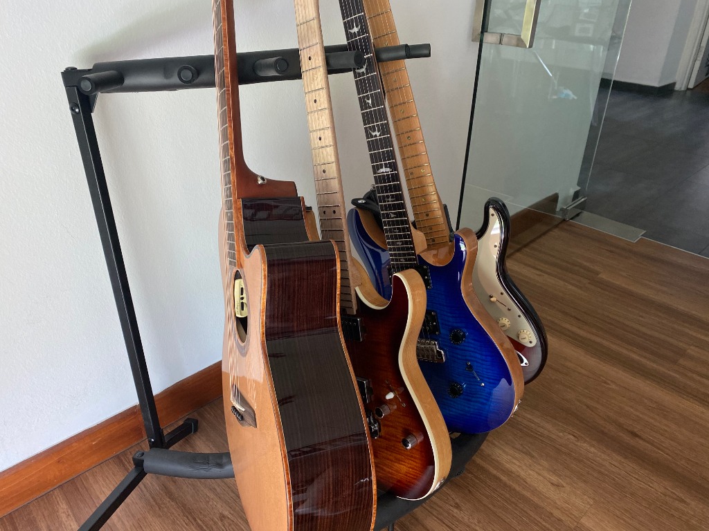Corner guitar stand Outlet