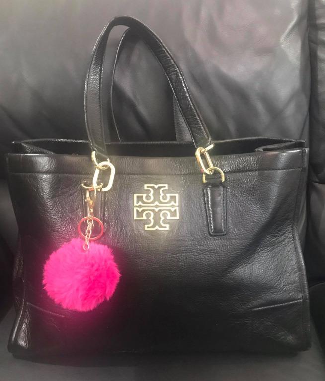 Preloved Tory Burch Bag (Category: Luxury Bags & Wallets) located in Calamba. Submitted by shing-shingscollection (Listing ID 1042176951, Image 1). Description: 💯 Original Tory Burch Bag Gold pa yung mga hardware nya with signs of usage pure leather maganda pang office very spacious picture may vary due to lightning. NO RETURN, NO EXCHANGE POLICY Disclaimer: Cassy @shing-shingscollection is not associated or affiliated with the brand holders. Al