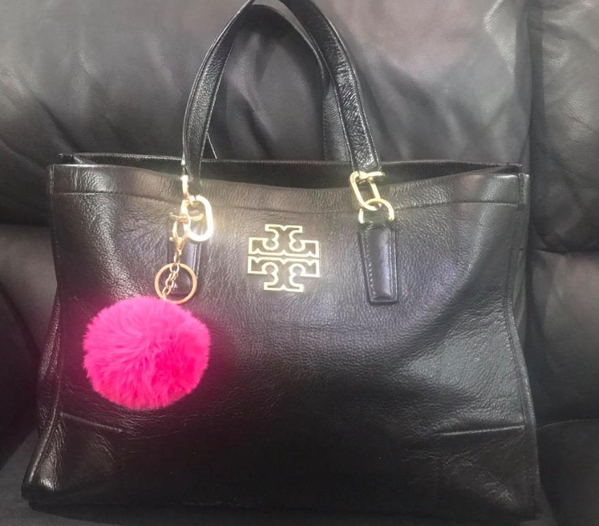 Preloved Tory Burch Bag (Category: Luxury Bags & Wallets) located in Calamba. Submitted by shing-shingscollection (Listing ID 1042176951, Image 2). Description: 💯 Original Tory Burch Bag Gold pa yung mga hardware nya with signs of usage pure leather maganda pang office very spacious picture may vary due to lightning. NO RETURN, NO EXCHANGE POLICY Disclaimer: Cassy @shing-shingscollection is not associated or affiliated with the brand holders. Al