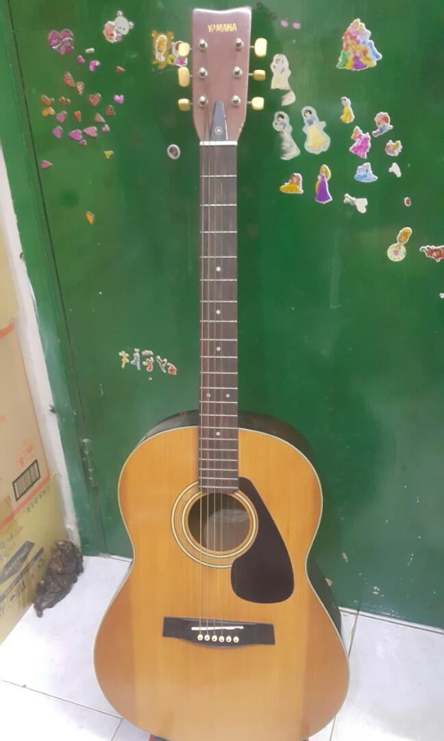 Vintage Yamaha FG 325 acoustic guitar