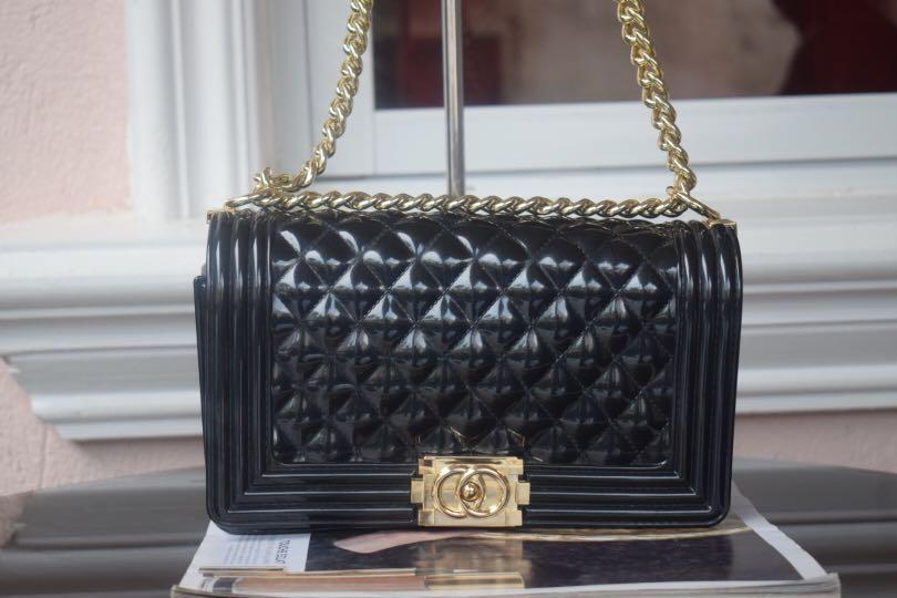 The Hong Kong tide brand jelly TOYBOY is a fashionable handbag spoof Chanel  jelly bag. In general, luxury bags are out of reach for most of women, but  JELLY …