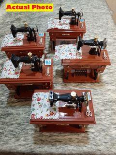 BRAND NEW Retro Vintage Music Box Miniature Singer Sewing Machine Nostalgic Ornaments Decor Home Crafts Simulation Classic Treadle