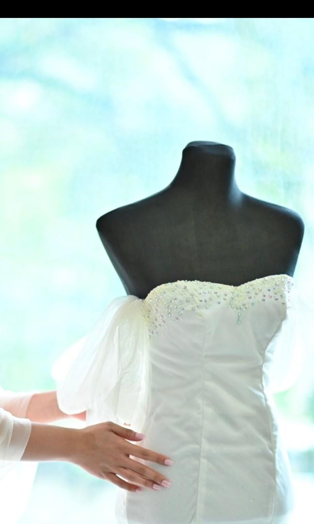 Bridal Gown for Rent (Category: Evening dresses & gowns) located in Mandaluyong City. Submitted by books03 (Listing ID 1071171251, Image 1). Description: Bridal Gown and Veil for Rent Rental fee - 6,000 Inclusions: 1.) Off- shoulder bridal gown (36"28"30) fits small to medium frame body With swarovski and bead works 2.) Veil 7 meter long veil With flowers and swarovski accent at the bottom layer.