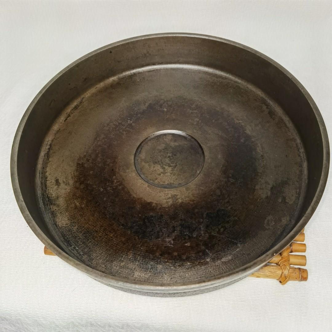 CastIron baking pan (Category: Bakeware) located in Valenzuela. Submitted by shikkufindsmla (Listing ID 1071172384, Image 1). Description: Preloved Cast Iron baking pan D:26cm GOOD CONDITION *pre-seasoned ₱450 ONLY.