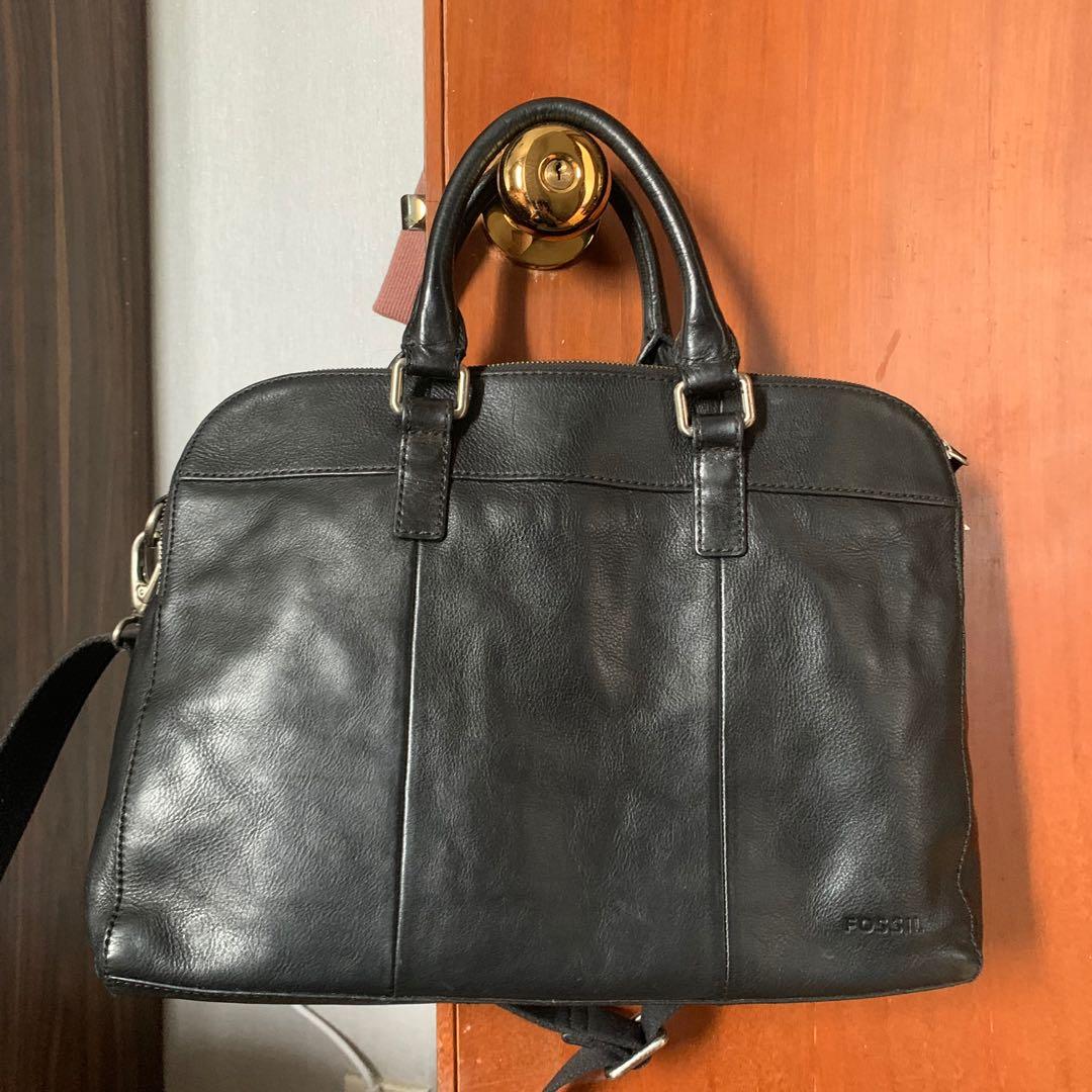 Fossil Bag leather size laptop (Kategori: Tas Selempang) berada di Jakarta Utara. Dikirim oleh pvstuff (ID iklan 1071137815, Gambar 2). Deskripsi: Fossil leather bag. Original masih ada tag. Kondisi 90%. Warna hitam. Jual karna Mubazir. Real pict tidak edit.
