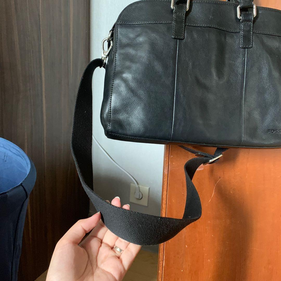 Fossil Bag leather size laptop (Kategori: Tas Selempang) berada di Jakarta Utara. Dikirim oleh pvstuff (ID iklan 1071137815, Gambar 3). Deskripsi: Fossil leather bag. Original masih ada tag. Kondisi 90%. Warna hitam. Jual karna Mubazir. Real pict tidak edit.