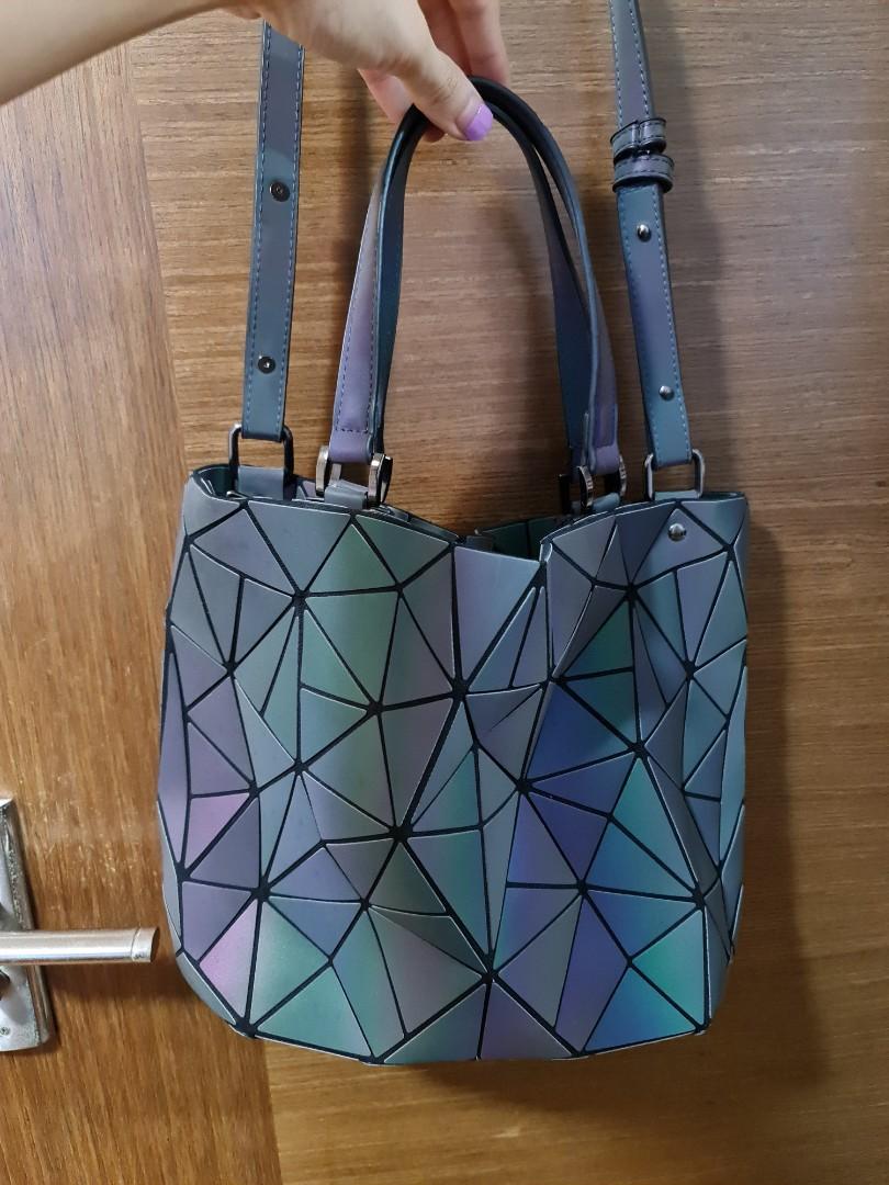 GEOMETRIC LUMINOUS HOLOGRAPHIC BLACK PURPLE COLOR CHANGING TOTE BAG