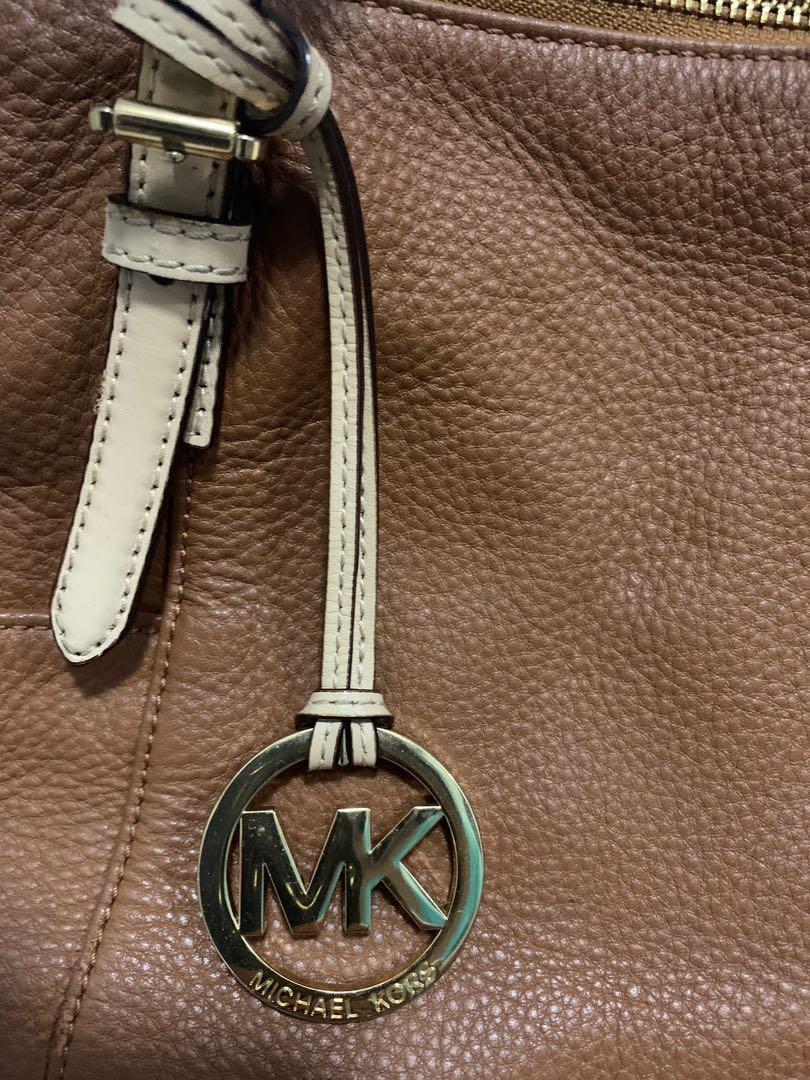 Michael Kors (Category: Beach Bags) located in San Juan City. Submitted by rvsouk (Listing ID 1071287167, Image 2). Description: Gold hardwares Sign of usage Plus sf Please see pics for details.