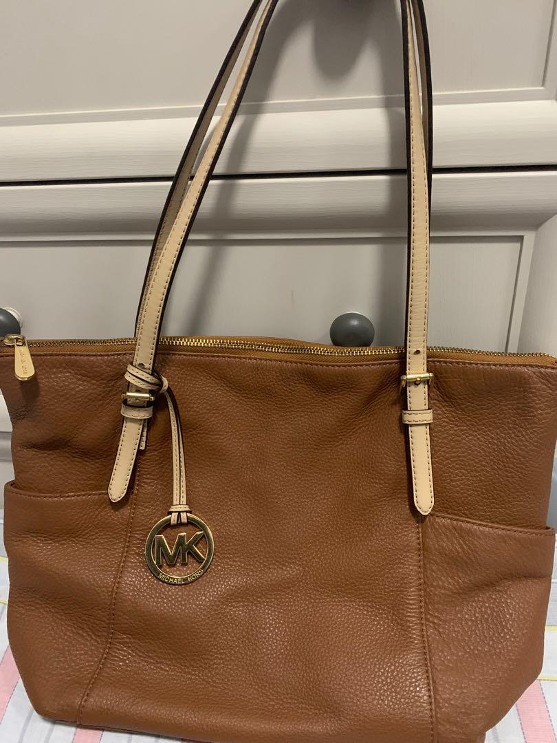Michael Kors (Category: Beach Bags) located in San Juan City. Submitted by rvsouk (Listing ID 1071287167, Image 1). Description: Gold hardwares Sign of usage Plus sf Please see pics for details.