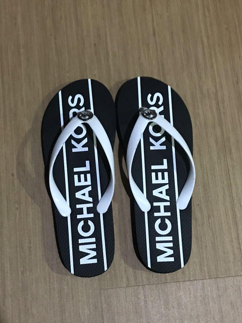 michael kors flip flops size 9