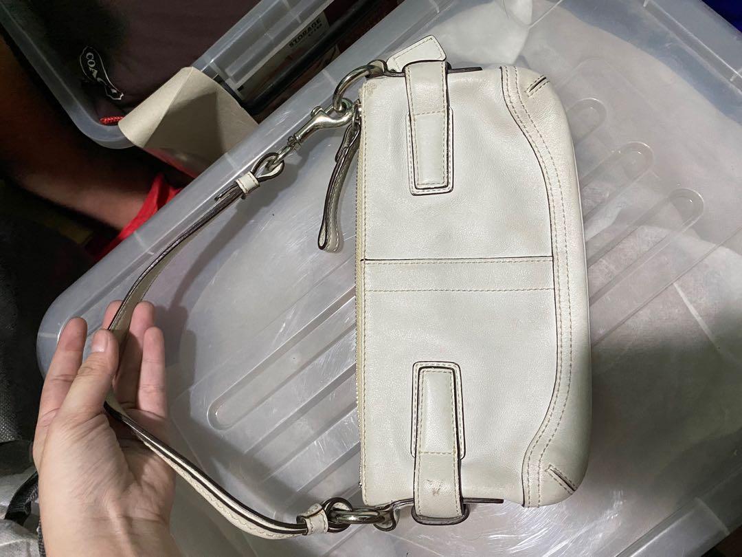 PRELOVED COACH MINI HAND BAG (Category: Purses & Pouches) located in Manila. Submitted by dballison (Listing ID 1071155102, Image 2). Description: PRELOVED COACH MINI HAND BAG Not an outlet item. No issues and flaws 100% original Mejo madumi lang pero kaya pa punasan.