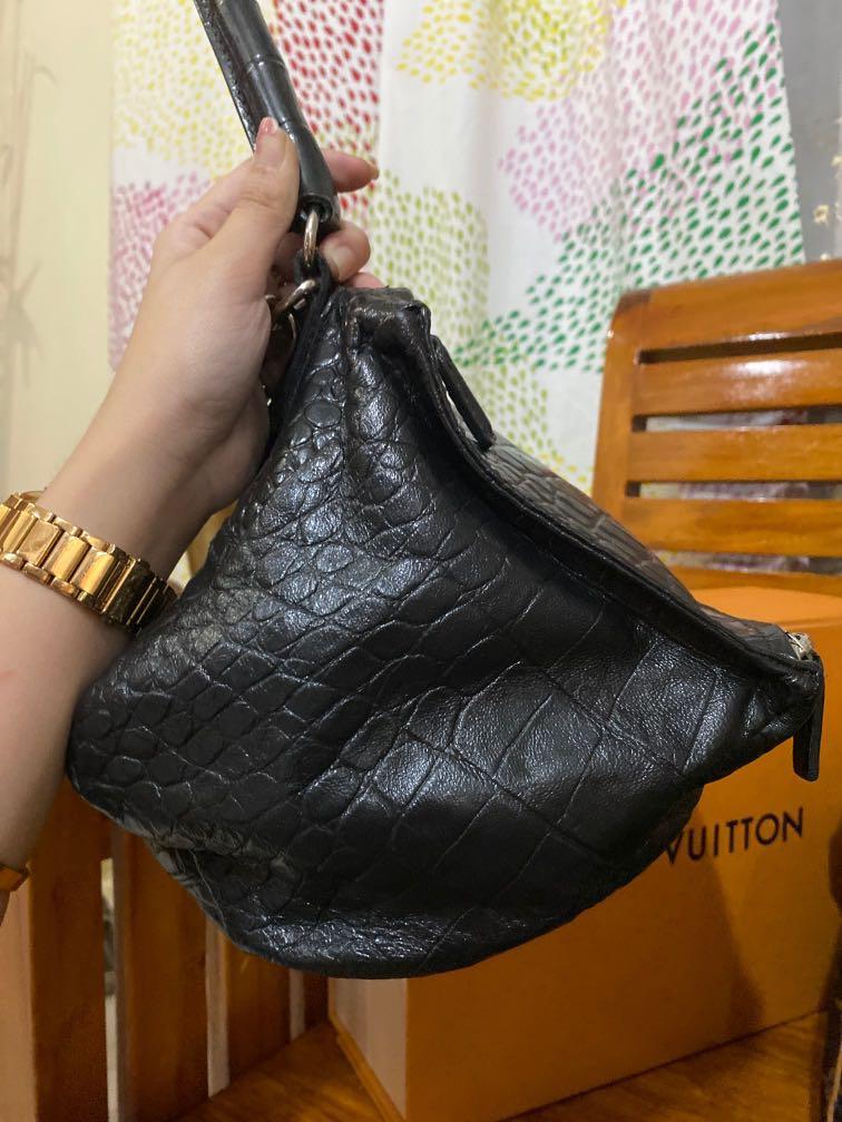 Authentic Givenchy Pandora bag (Category: Luxury Bags & Wallets) located in Naga. Submitted by akimadison.ph (Listing ID 1071504759, Image 2). Description: Authentic givenchy pandora Comes with strap and dustbag Please note that this is recolored :).